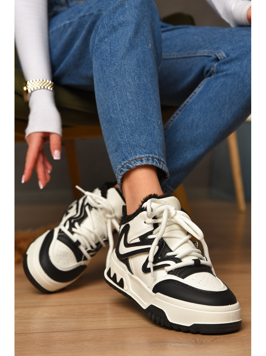 Кросівки жіночі біло-чорного кольору на хутрі К906 207643C