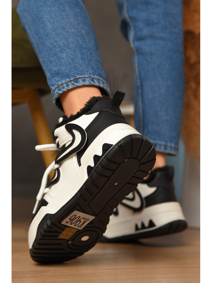 Кросівки жіночі біло-чорного кольору на хутрі К906 207643C