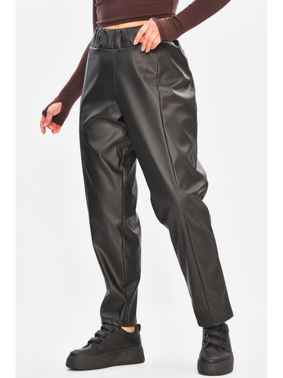Штани жіночі однотонні еко шкіра чорного кольору 208149C