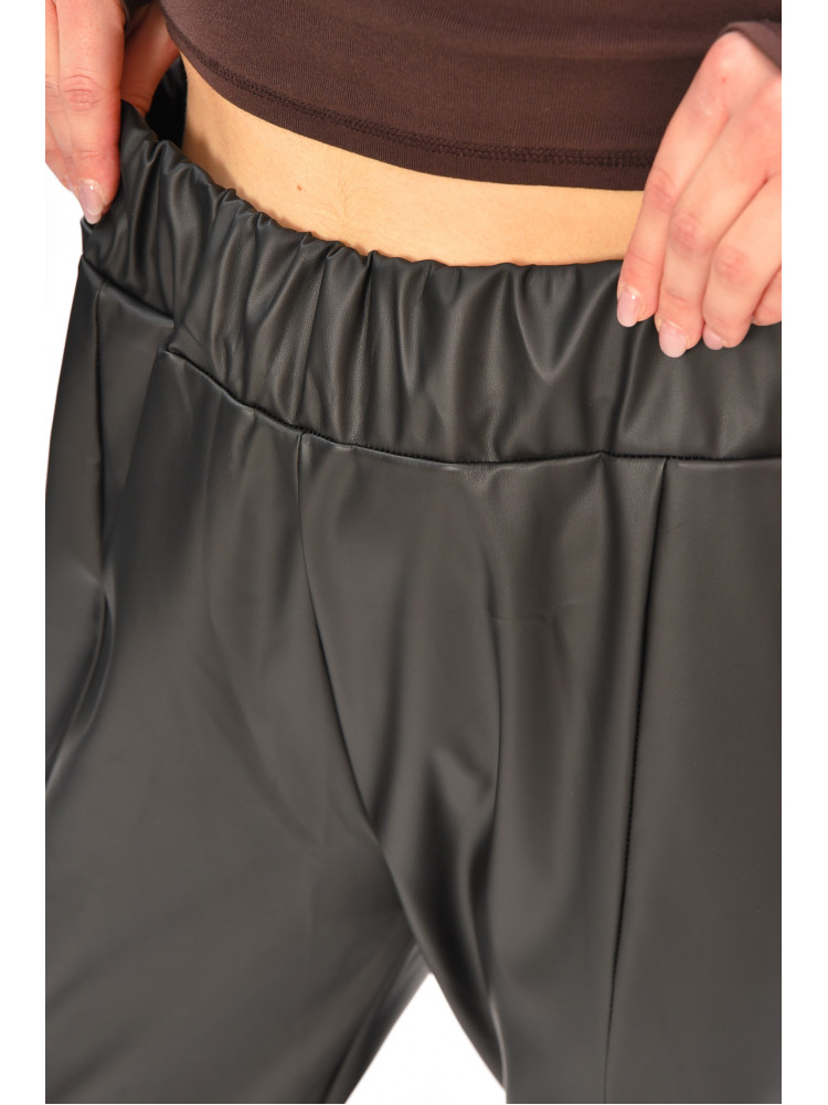 Штани жіночі однотонні еко шкіра чорного кольору 208149C