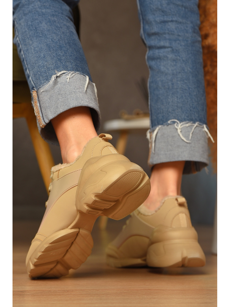 Кросівки жіночі зима бежевого кольору на хутрі 169-2 208239C