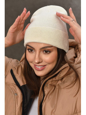 Шапка женская демисезонная молочного цвета 59269 209147C