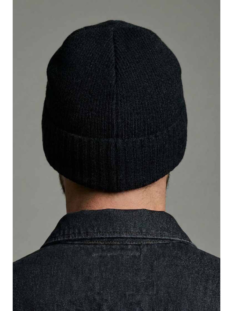 Шапка мужская однотонная на флисе черного цвета 209583C