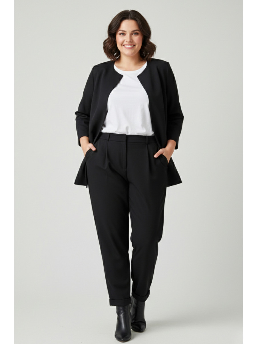 Костюм женский полубатальный черного цвета 210087C