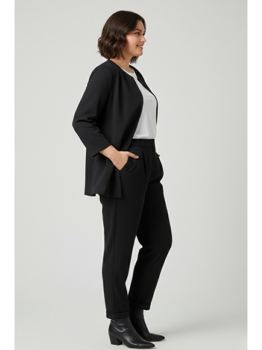 Костюм женский полубатальный черного цвета 210087C