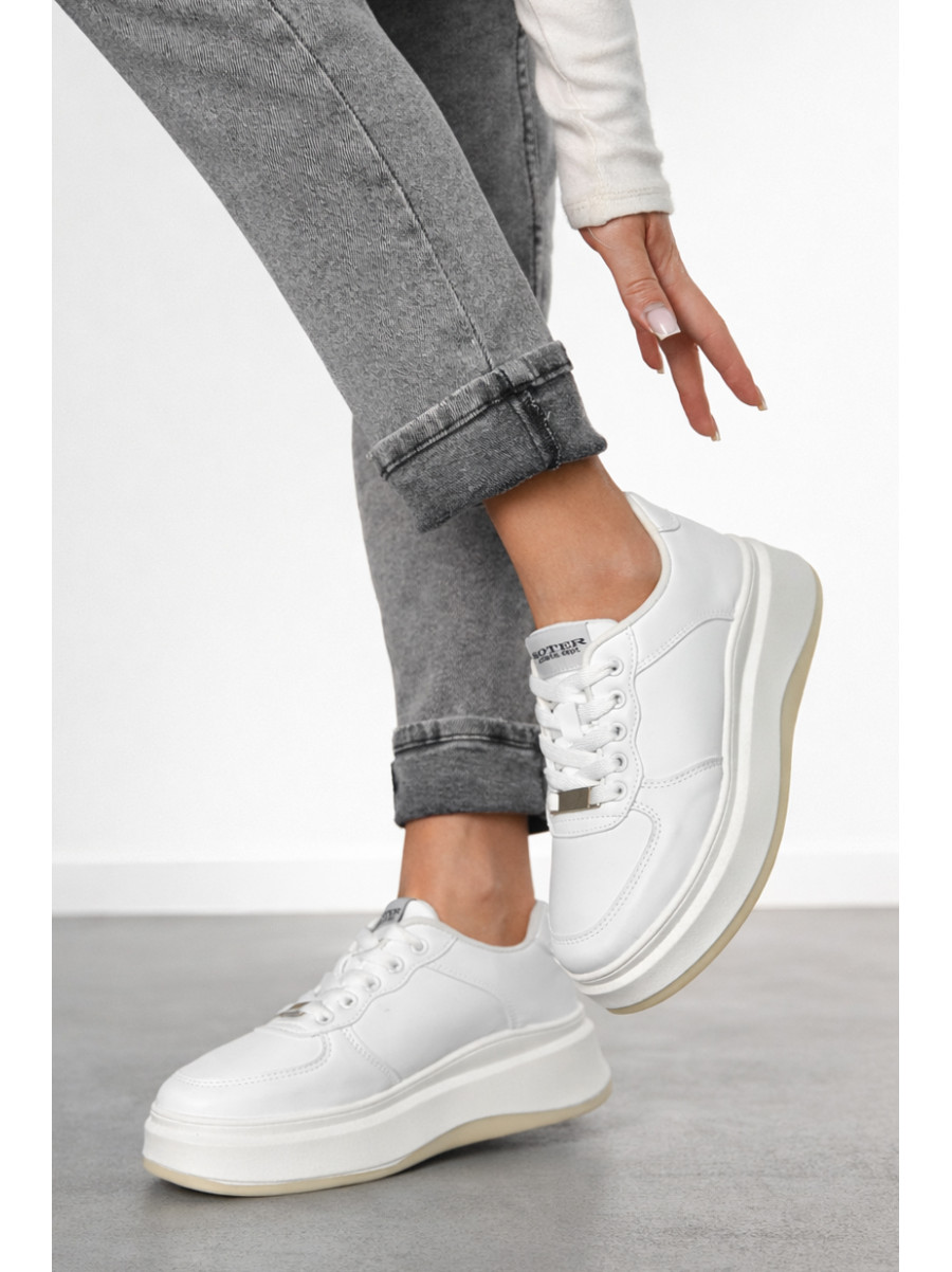 Кросівки жіночі білого кольору на шнурівці 1-23-3-1 210357C