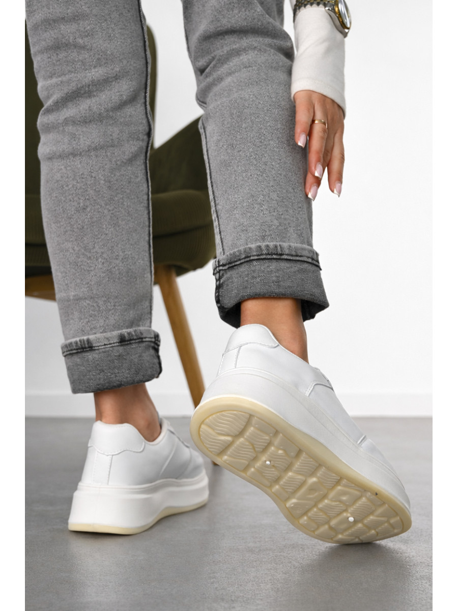 Кросівки жіночі білого кольору на шнурівці 1-23-3-1 210357C