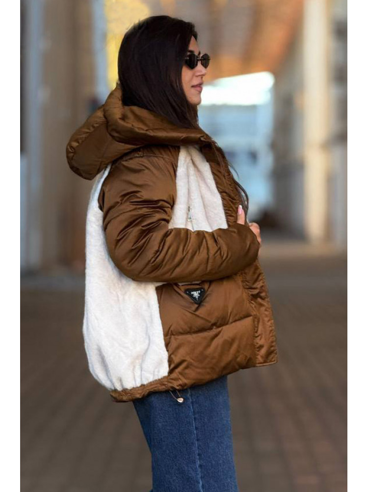 Куртка женская бежевого цвета с эко мехом 1092 210528C