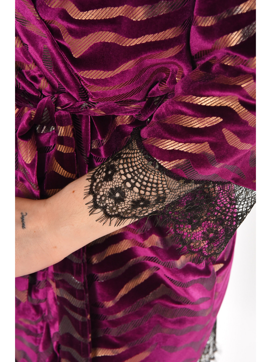 Халат женский велюровый фиолетового цвета с принтом М60 212233C