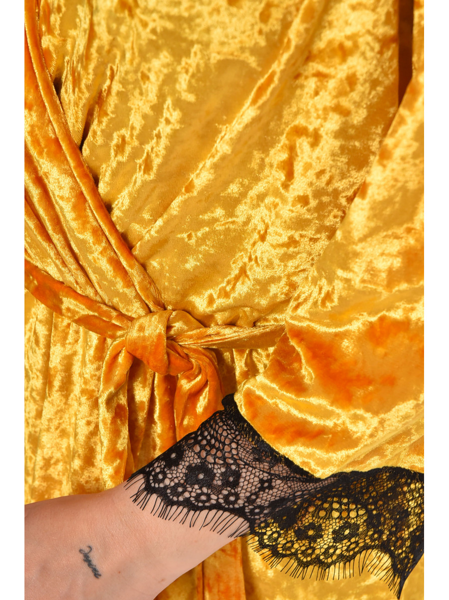 Халат женский полубатальный велюровый горчичного цвета М06 212264C