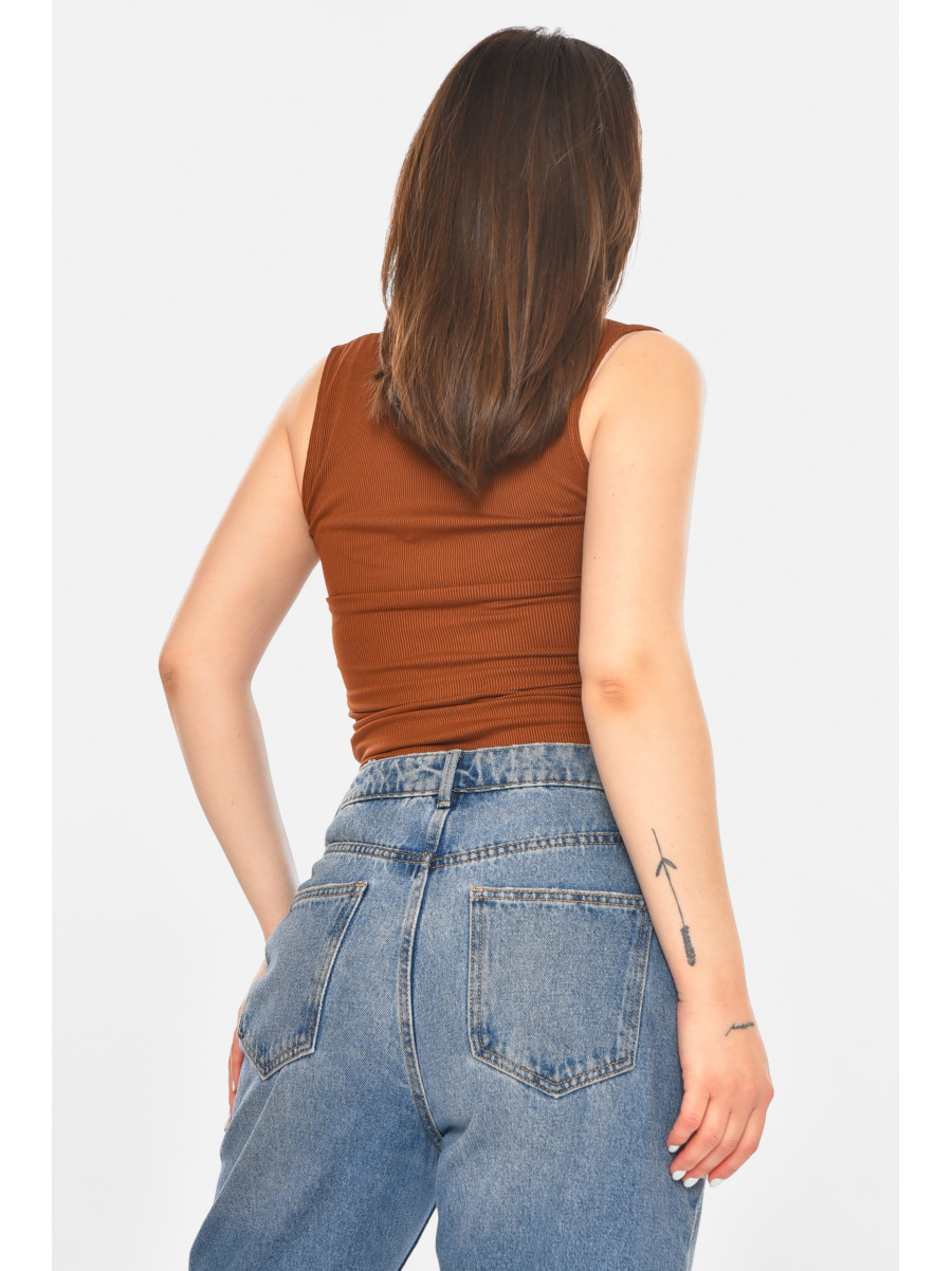 Майка женская однотонная тёмно-коричневого цвета 213481C