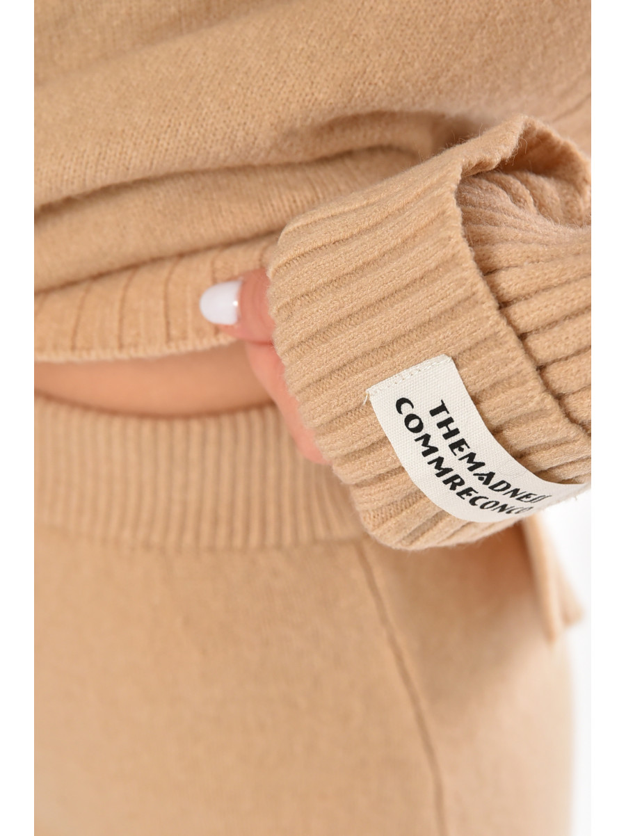 Костюм женский трикотажный бежевого цвета 213730C